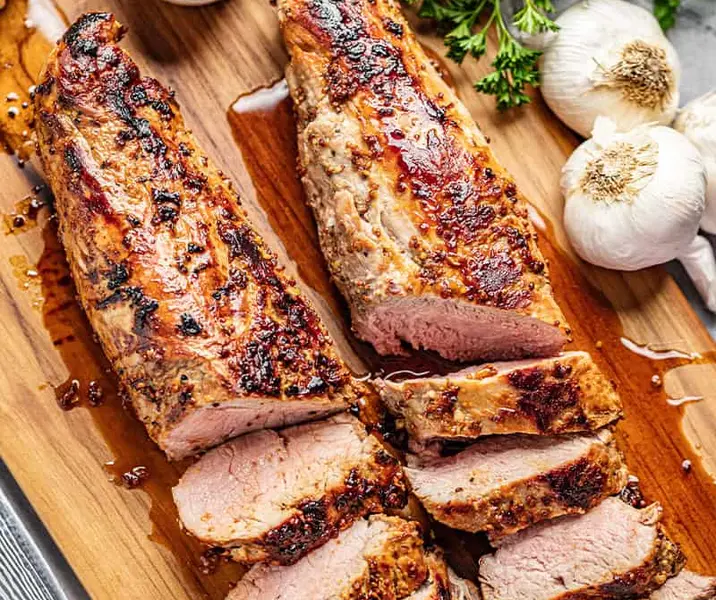 Solomillo a la mostaza y miel con puré de manzana y papas duquesas