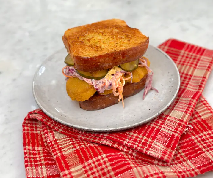 Sándwich de nuggets among us y coleslaw