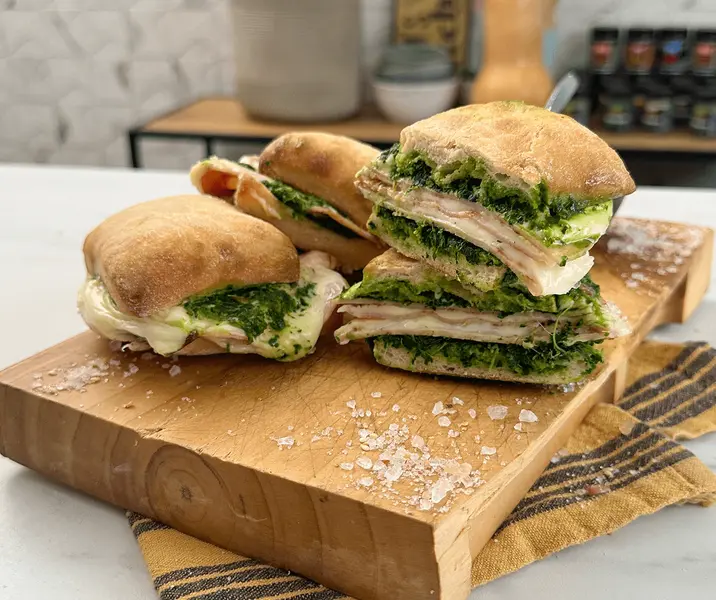 Sándwich con pechuga de pavo, pesto de kale y mozzarella
