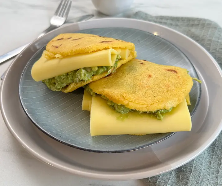 Arepa reina pepiada de pavo con queso