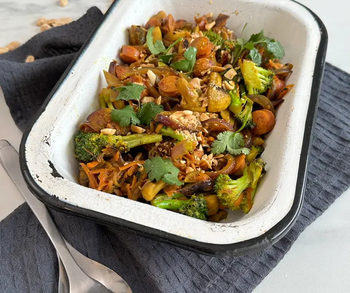 Verduras salteadas al curry con longanicillas de pavo