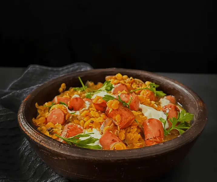 Guiso de lentejas rojas y cúrcuma con longanicillas