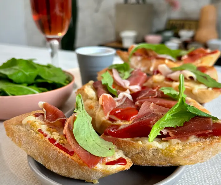 Bruschetta de jamón serrano y orégano