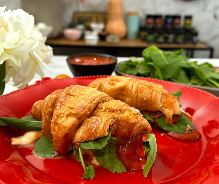 Sándwich croissant y salsa toscana al pesto
