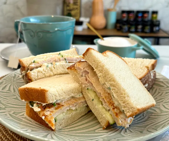 Sándwich al estilo inglés con medallita de pavo