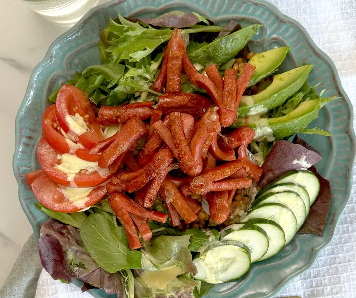 Ensalada verde con lentejas y longanicillas de pavo