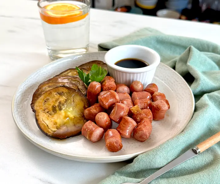 Berenjena asada con longanicilla de pavo