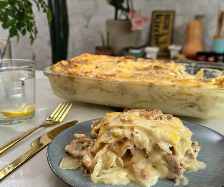 Lasaña de trutro de pollo con cebolla