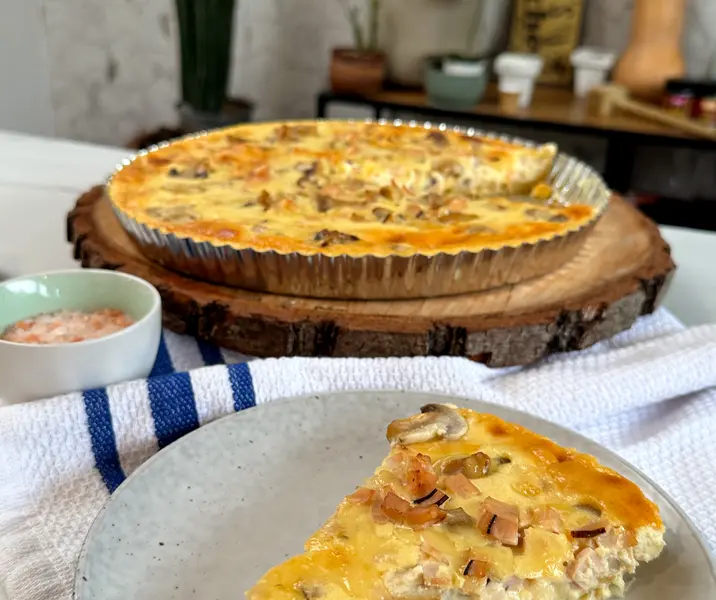 Quiche de jamón de pollo y champiñones