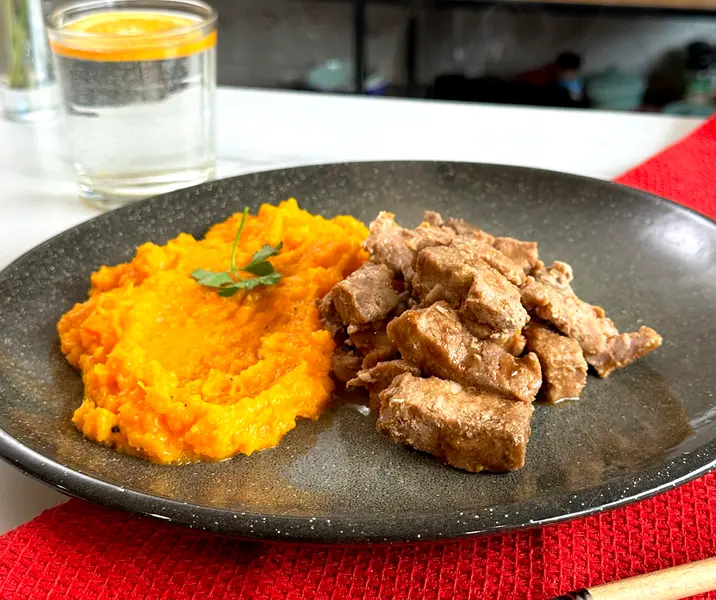 Tiritas de cerdo bbq con puré de zapallo