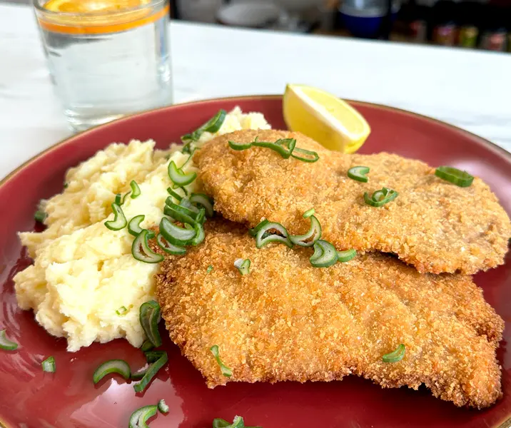 Milanesa de cerdo con puré de papas