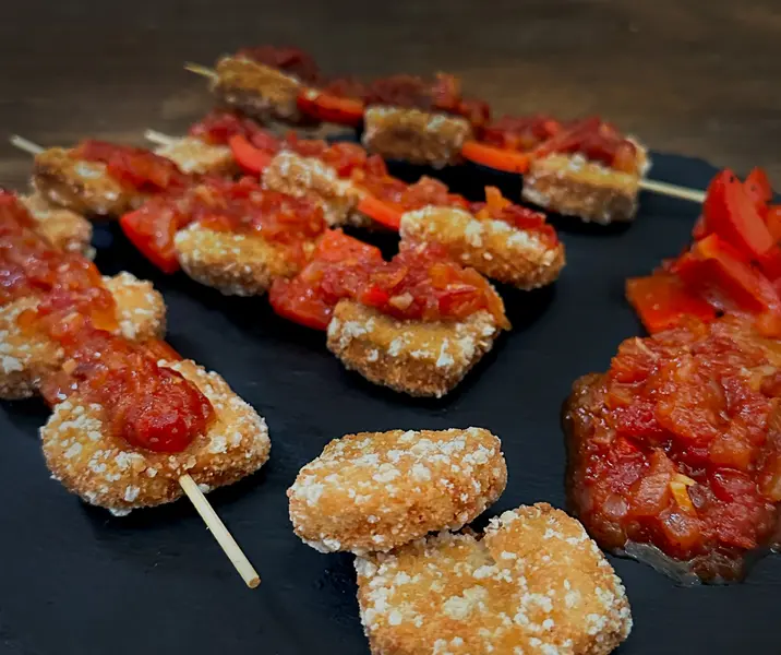 Brochetas de nuggets spicy y chutney de tomate