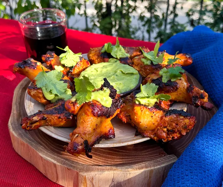 Alitas a la chilena con salsa de palta y cilantro