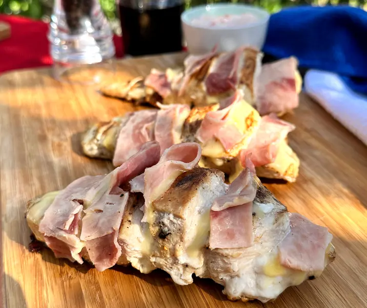 Pechuga de pollo acordeón rellena con jamón y queso