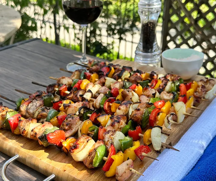 Anticuchos de trutro de pollo al chimichurri