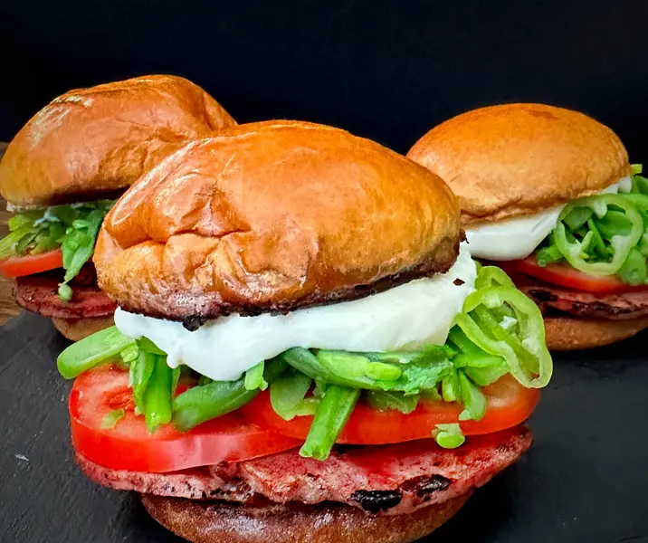 Chacarero de arrollado al ají verde