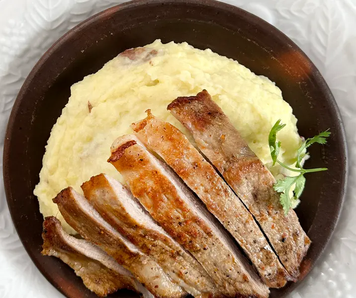 Plateada de cerdo al horno con puré de papas