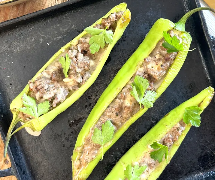 Ají relleno con pino y crema