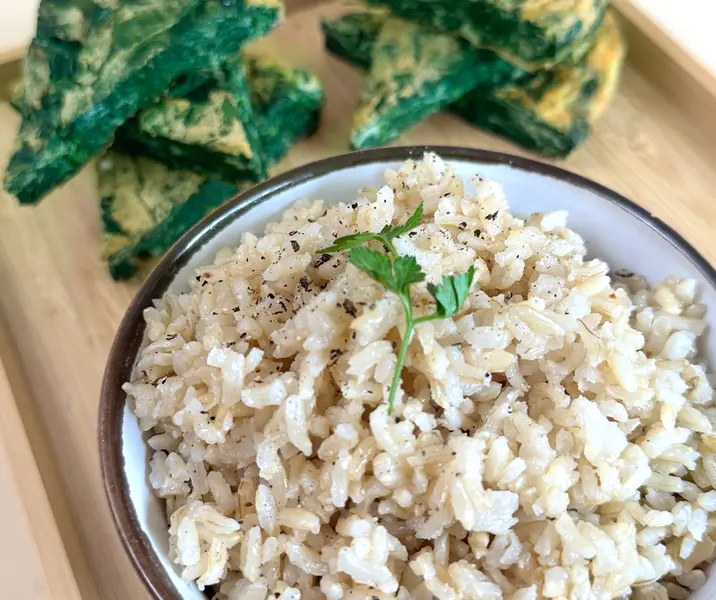 Arroz integral con tortilla de espinacas