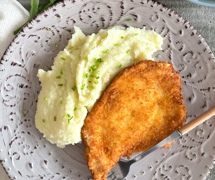 Milanesa de pollo con puré de papas