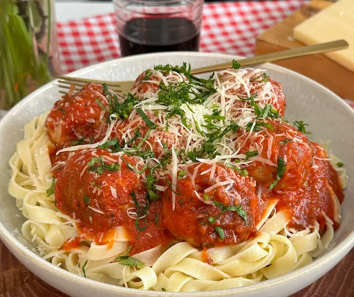 Albóndigas de pollo con tallarines