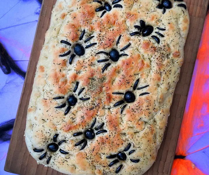 Focaccia con romero y aceitunas