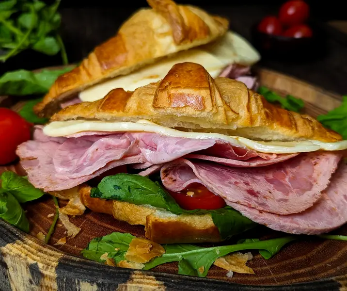 Croissant planchado con jamonada