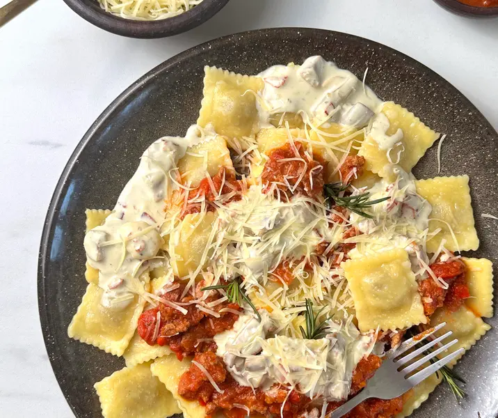 Ravioles boloñesa y salsa de champiñones