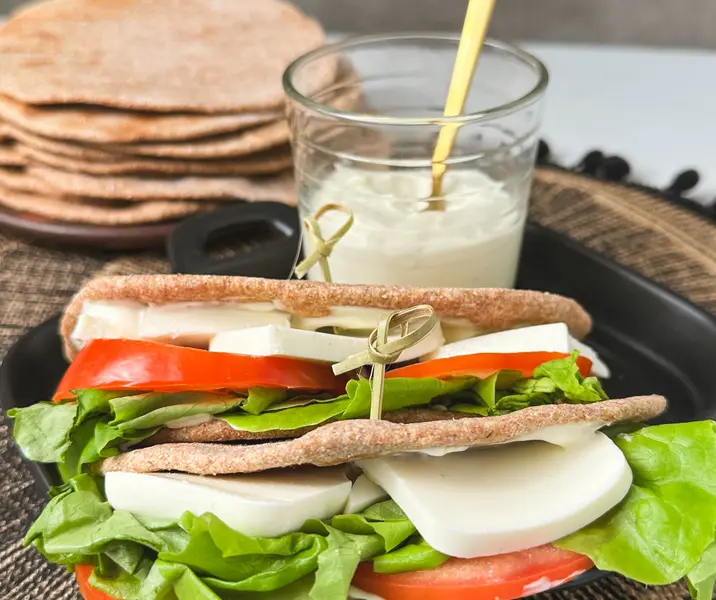 Sándwich de quesillo en pan pita integral