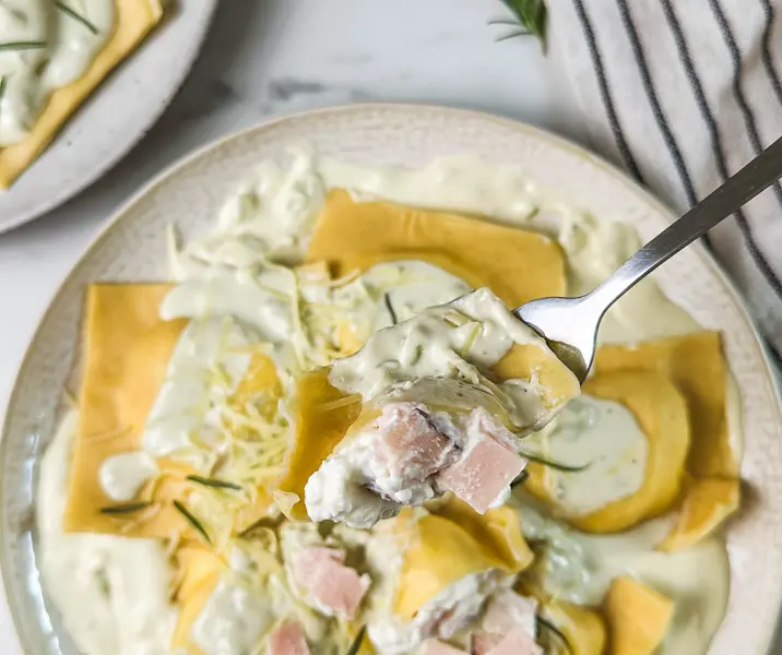 Ravioles con jamón de pavo, queso crema y queso azul