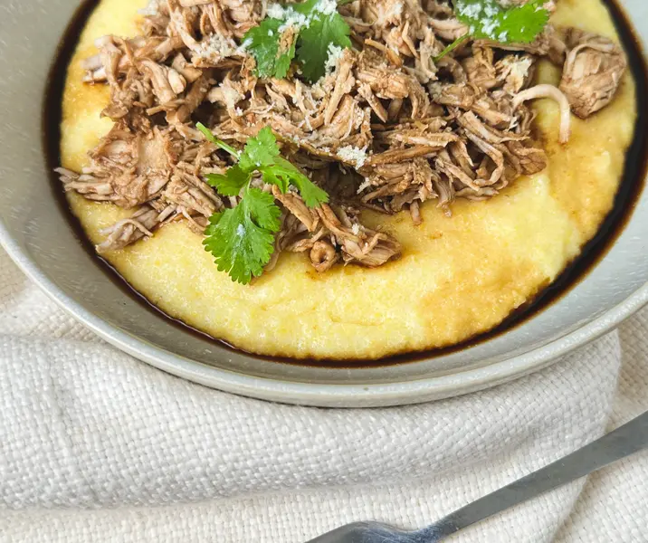 Pavo desmechado con polenta