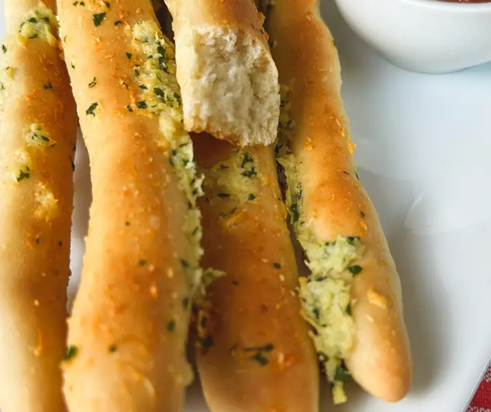 Palos de ajo, perejil y parmesano