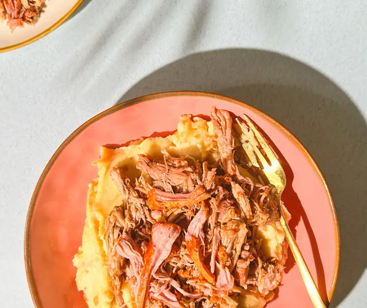Pulled pork con puré lyonesa