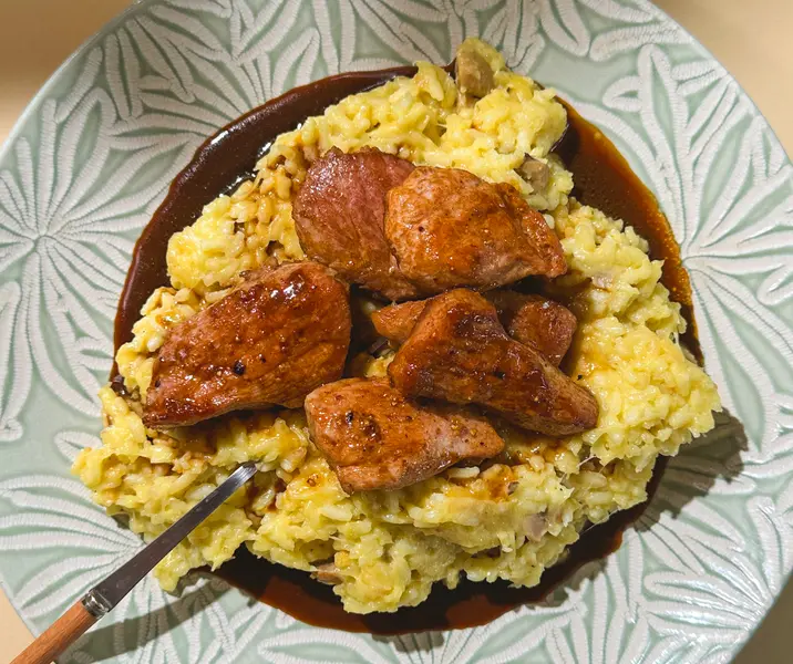 Posta rosada de cerdo a la cerveza negra con risotto de setas