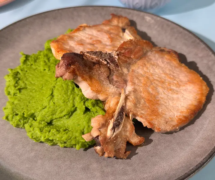 Chuletas de cerdo con puré de arvejas