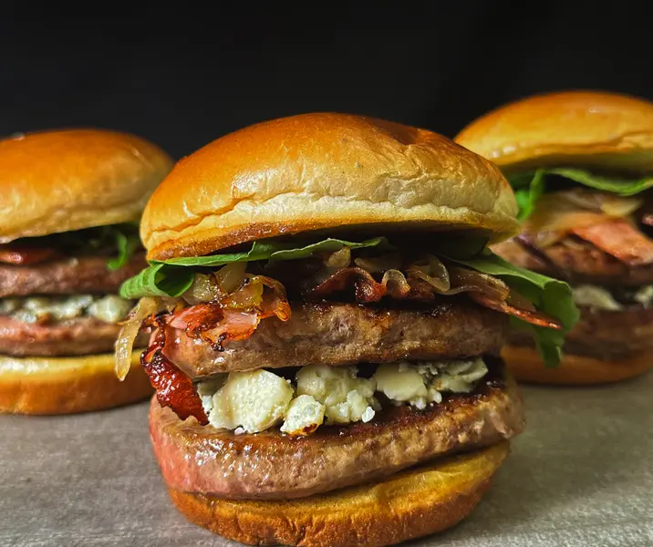 Hamburguesa verde y azul