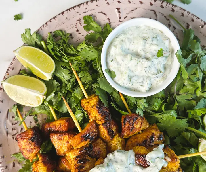 Brochetas de pollo al curry y salsa tzatziki