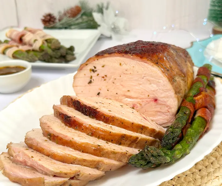 Pechuga de pavo navideña con espárragos envueltos en tocino