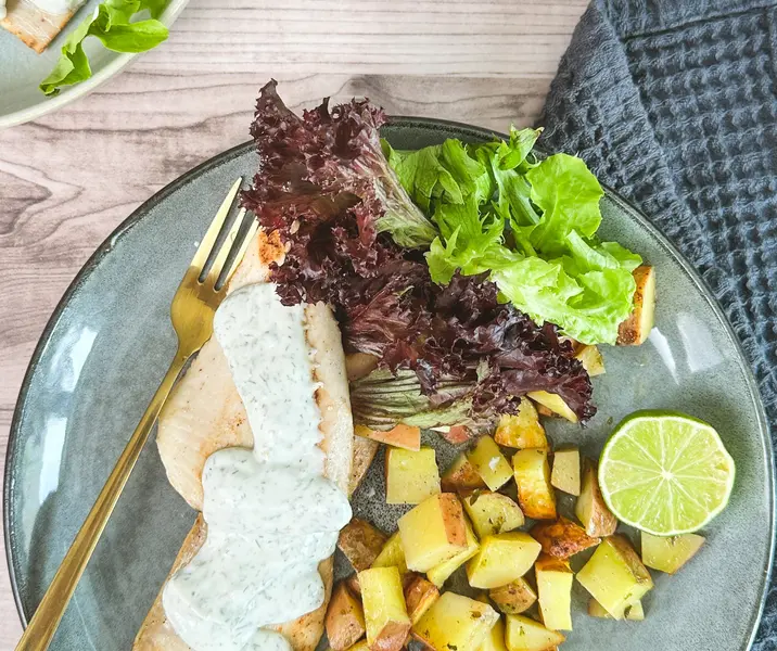 Reineta con papas doradas