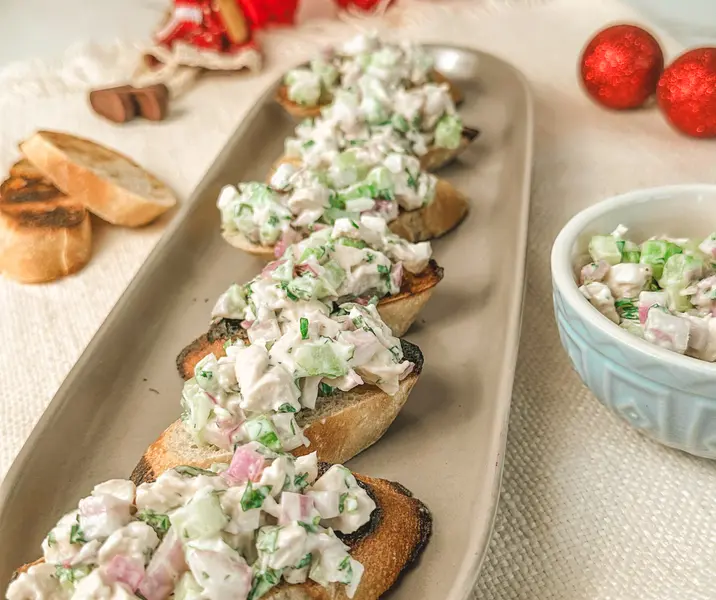 Bruschetta con pasta de pollo