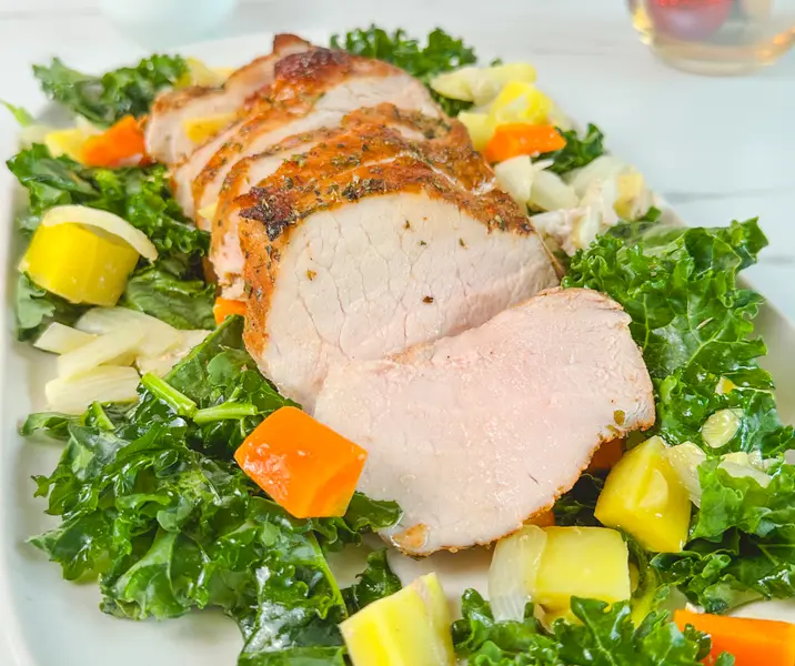 Pulpa de cerdo agridulce con verduras y ensalada de kale
