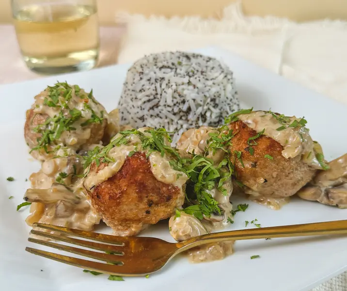Albóndigas de cerdo al strogonoff con arroz