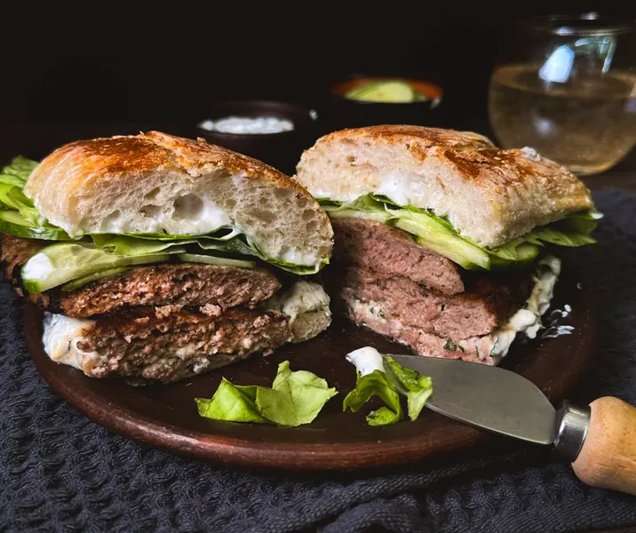 Sandwich fresco con hamburguesa ahumada