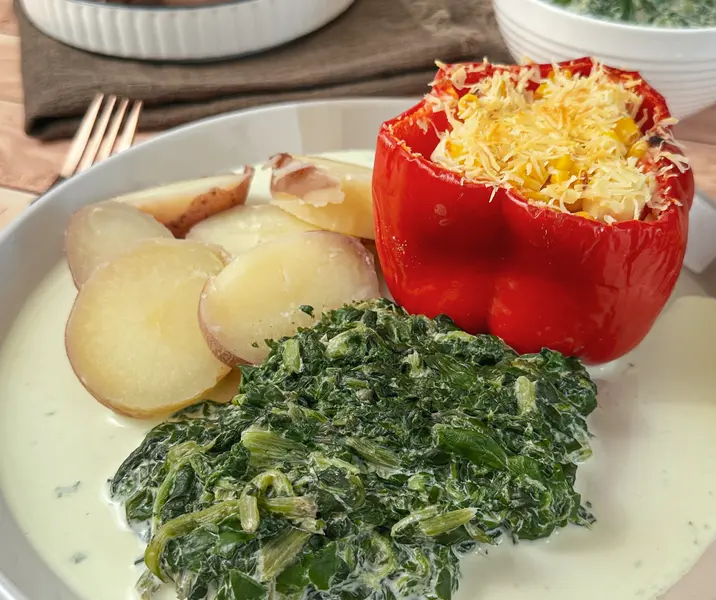 Pimientos rellenos con papas al horno y acelga a la crema
