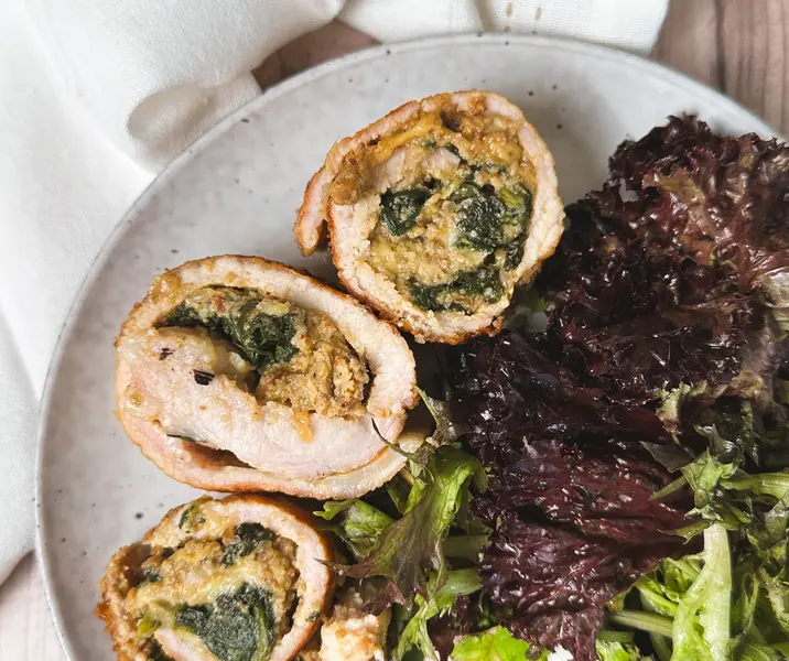 Rollitos de malaya rellenos acompañados de mix de hojas verdes