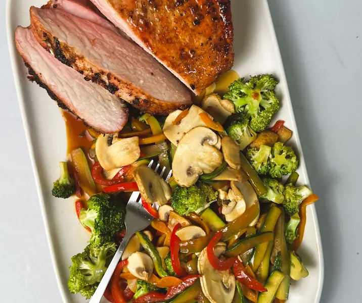 Cerdo estilo chino a la parrilla con verduras salteadas