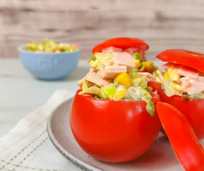 Tomate relleno con pechuga de pavo asada