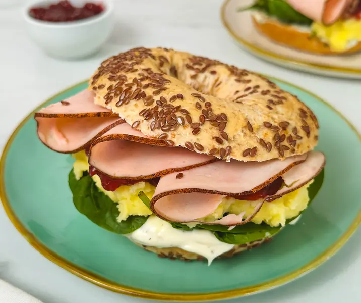 Bagel de jamón de pavo