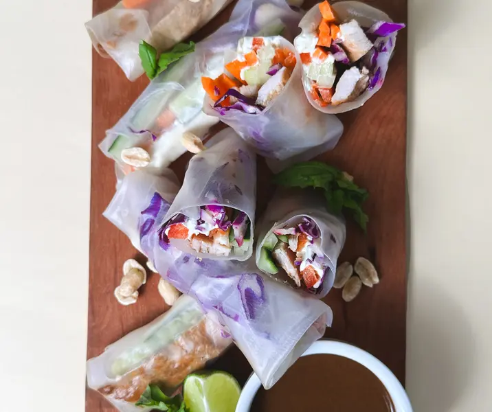 Rollitos de papel de arroz con pollo y verduras