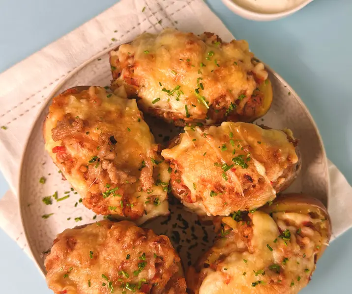 Papa rellena con pino de pollo